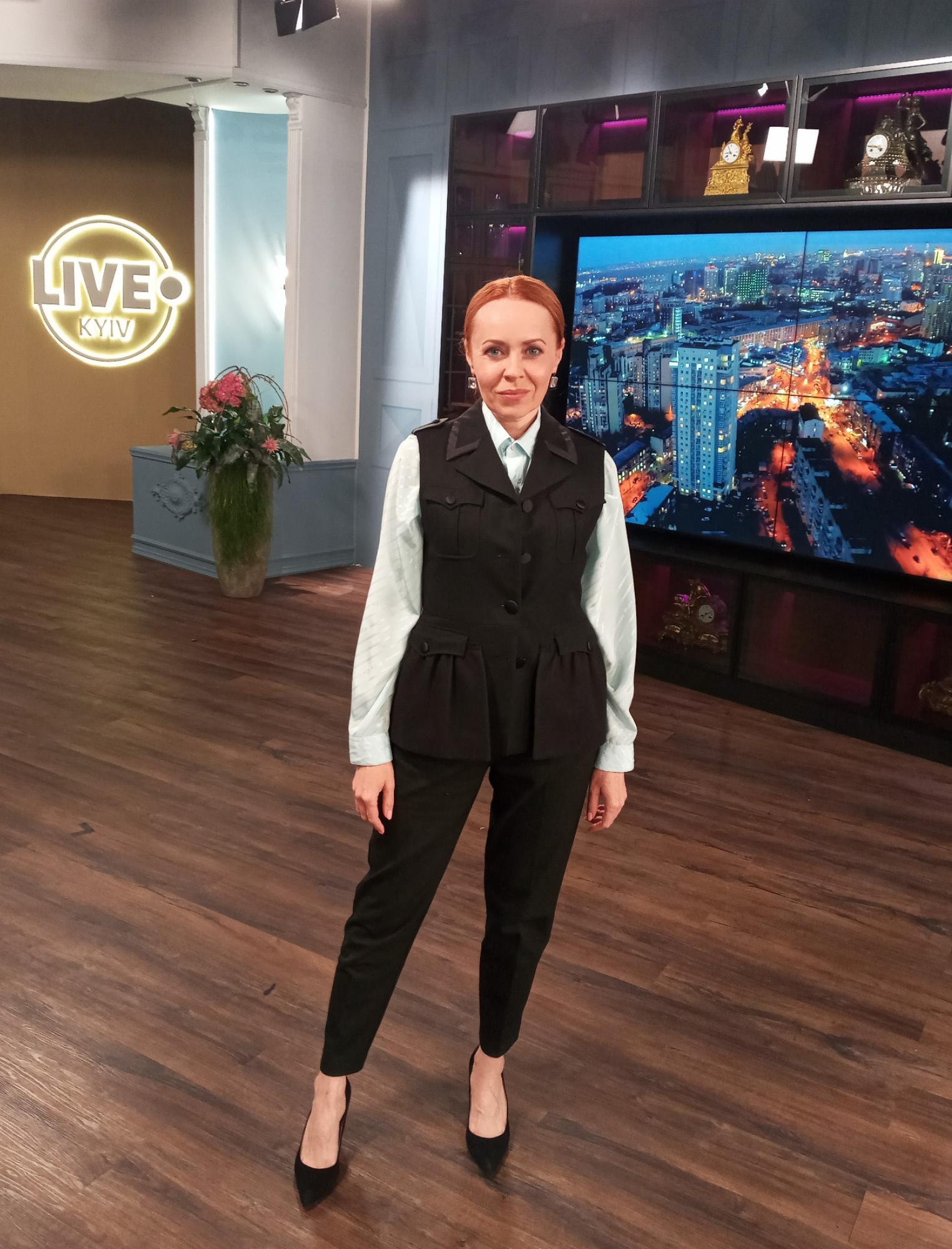 Популярна ТБ-ведуча розкрила ритуали догляду за рудим волоссям: укладка тримається до п'яти днів