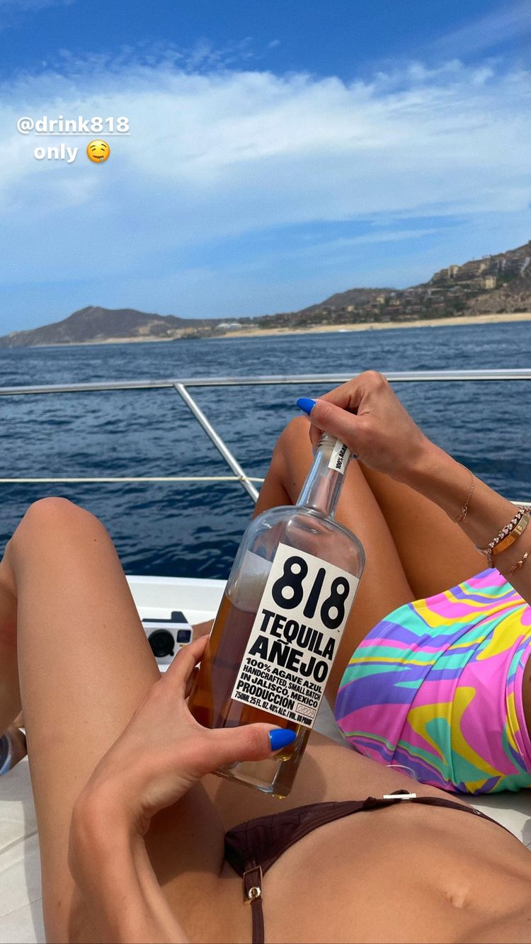 Соблазнительная теннисистка: Кендалл Дженнер восхитила точеной фигурой в крошечной юбке