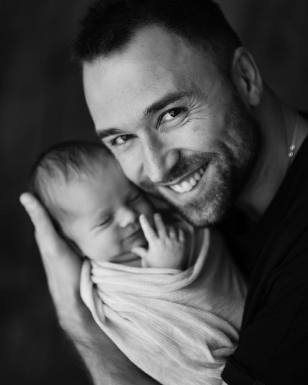 "Холостяк" Михайлюк вместе с возлюбленной впервые показали лицо дочери