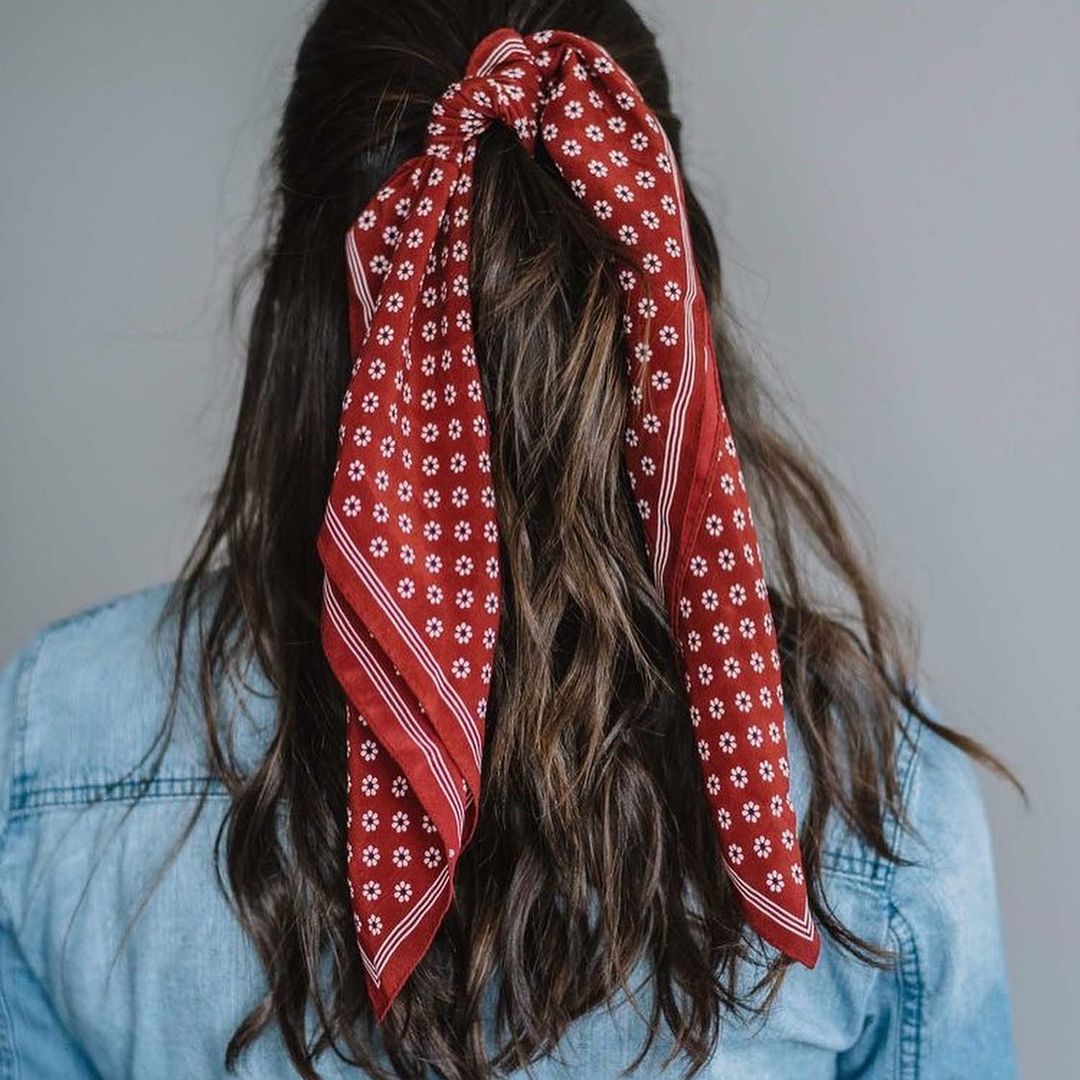 Трендовий аксесуар літа 2021: топ-5 способів стильно носити хустку