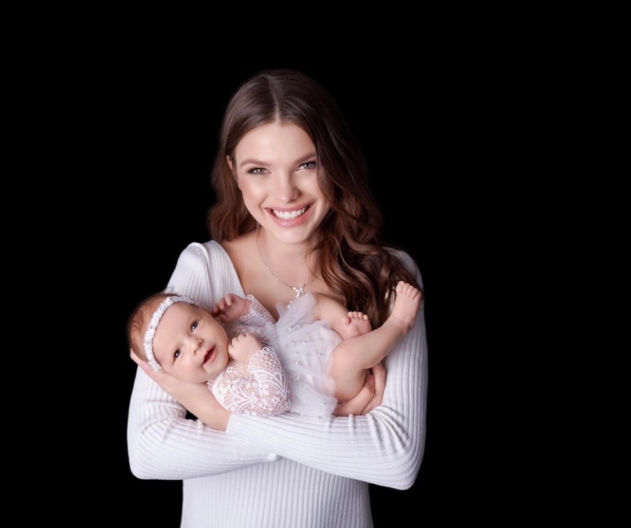 "Холостяк" Михайлюк разом з коханою вперше показали обличчя дочки