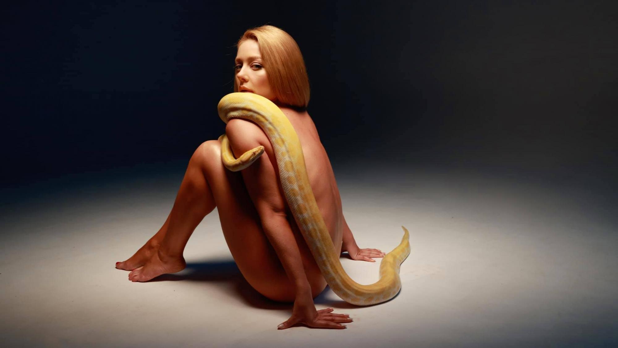 Ева и змея: полностью обнаженная Кароль "пригрела" на груди питона
