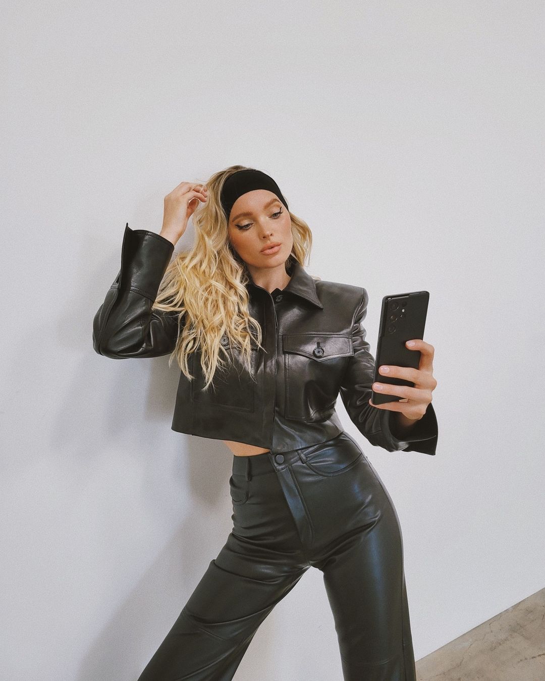 Давно вышло из моды: стилист назвала топ вещей, от которых надо срочно избавиться