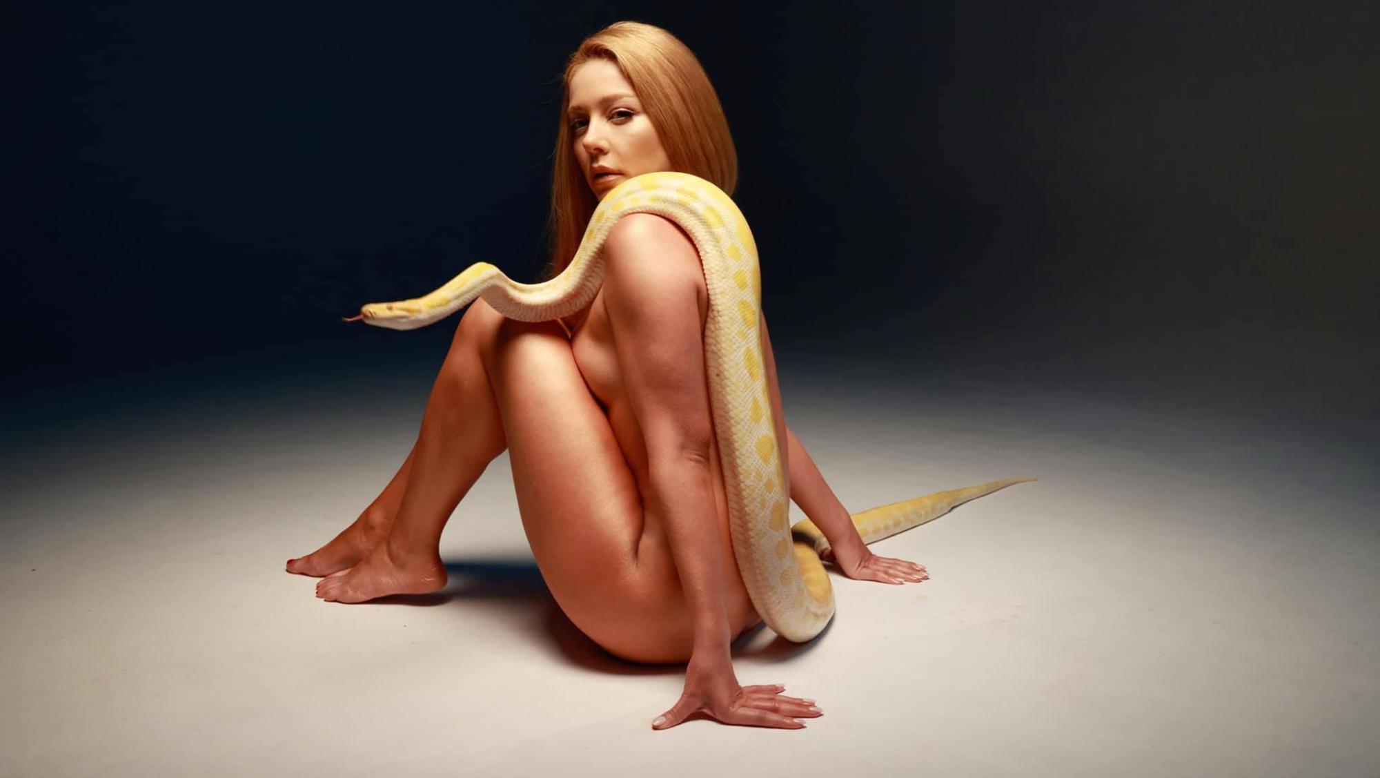 Ева и змея: полностью обнаженная Кароль "пригрела" на груди питона