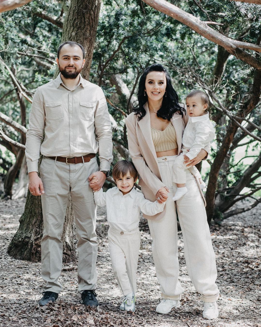 Красиві і щасливі: Джамала підкорила стильними фото з чоловіком і підрослими синами