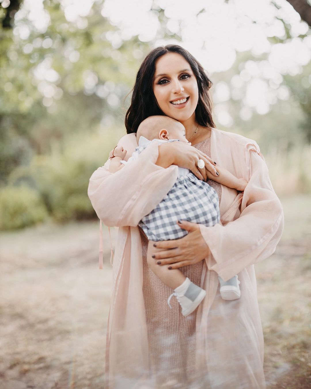 Красиві і щасливі: Джамала підкорила стильними фото з чоловіком і підрослими синами