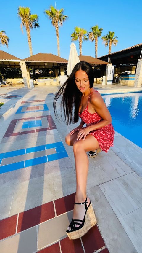 Влад Яма душевно відсвяткував 39-річчя з дружиною і сином у Греції