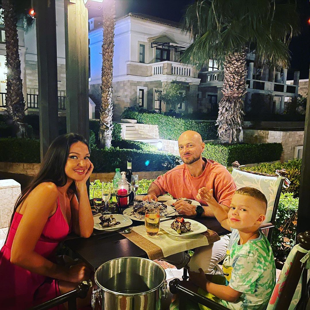 Влад Яма душевно відсвяткував 39-річчя з дружиною і сином у Греції