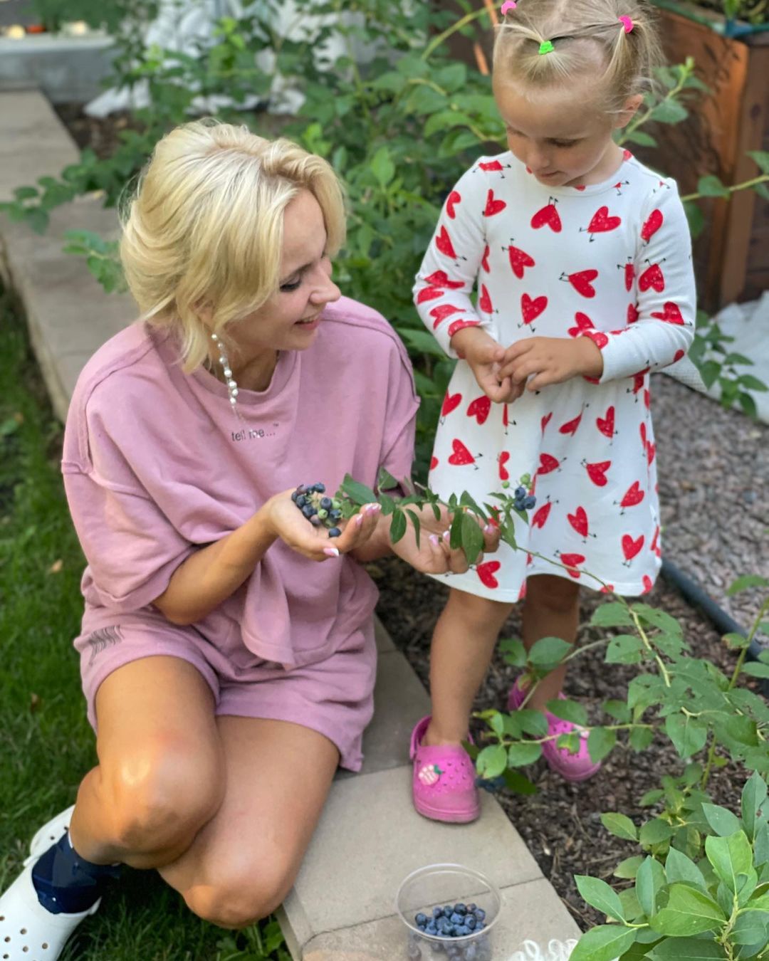 Веселі фермери: Лілія Ребрик з дочками похвалилися вражаючим урожаєм