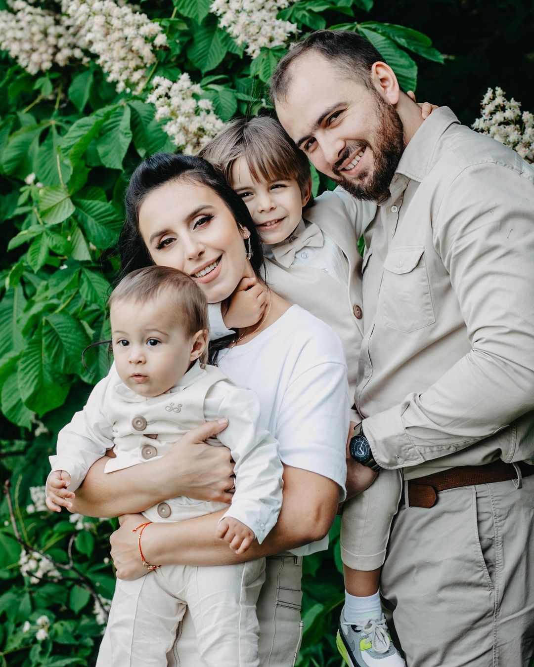 Красиві і щасливі: Джамала підкорила стильними фото з чоловіком і підрослими синами