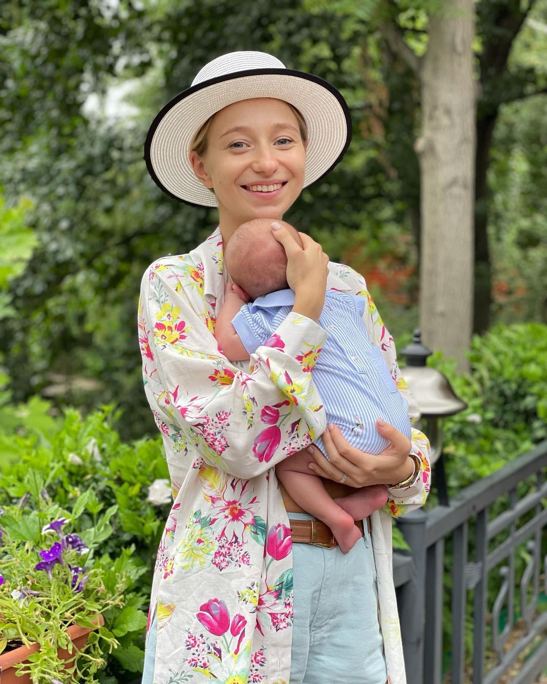 Мой птенчик: жена Павлика растрогала нежным фото на отдыхе с сыном