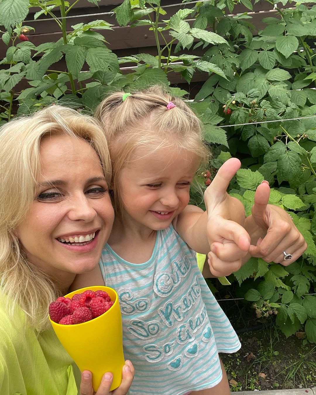 Веселі фермери: Лілія Ребрик з дочками похвалилися вражаючим урожаєм