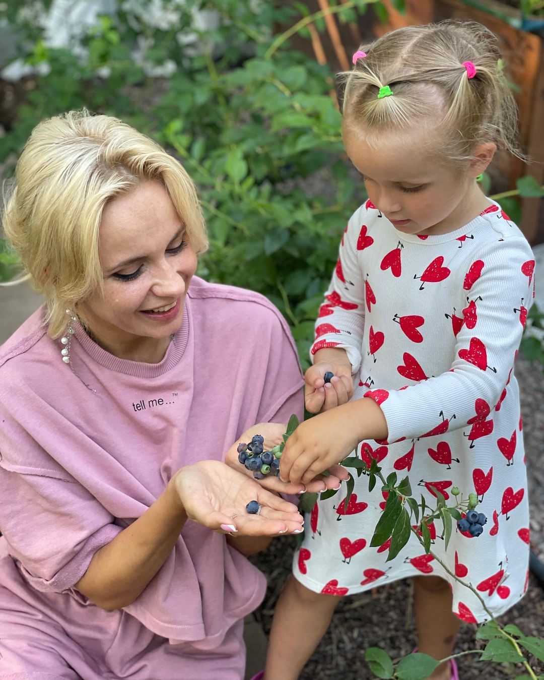 Веселі фермери: Лілія Ребрик з дочками похвалилися вражаючим урожаєм