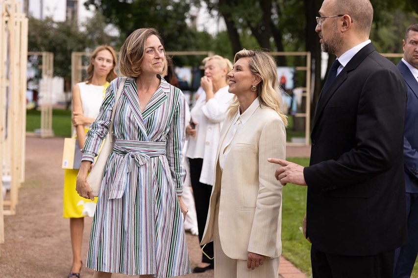 Увага на колір і крій: Олена Зеленська показала, як носити брючний костюм восени 2021