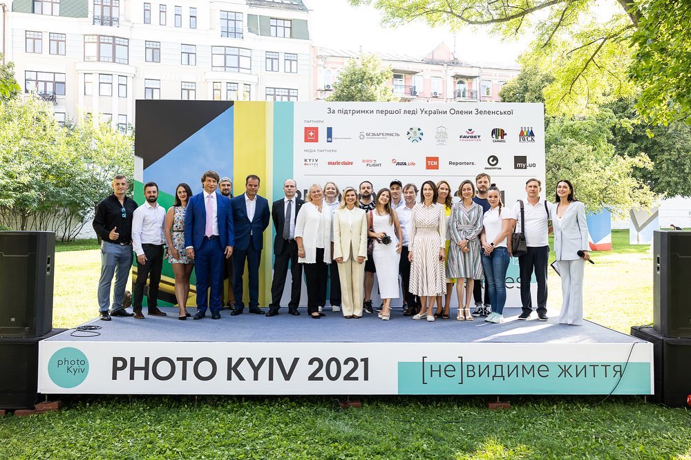 Увага на колір і крій: Олена Зеленська показала, як носити брючний костюм восени 2021