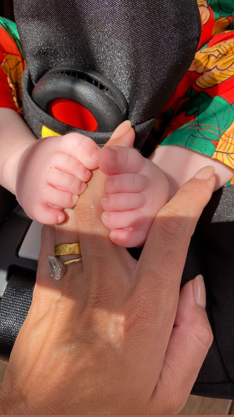 Горячая мамочка: Эмили Ратаковски позирует с 4-месячным сыном и в откровенном бикини