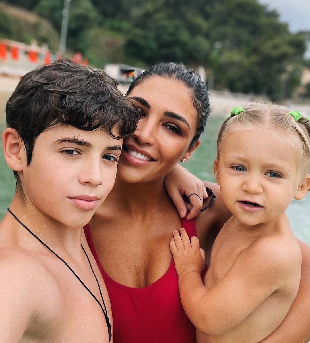 Санта Дімопулос зачарувала яскравим фото на відпочинку з дітьми: "ростуть так швидко"