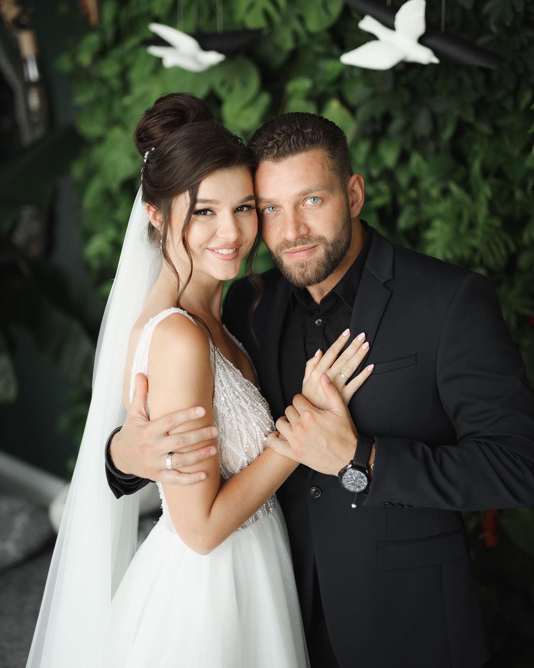 Финалистка "Холостяка-11" заинтриговала фото в свадебном платье и в объятиях известного ведущего