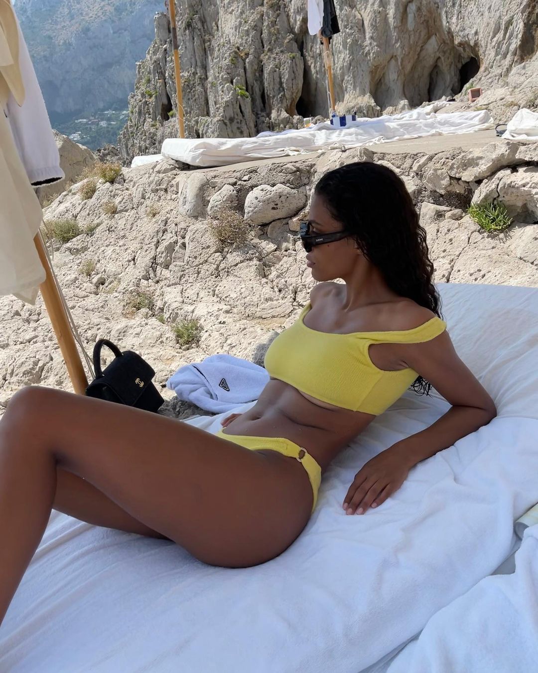 Напівоголена біля басейну: Тіна Кунакі блиснула витонченою фігурою в купальнику