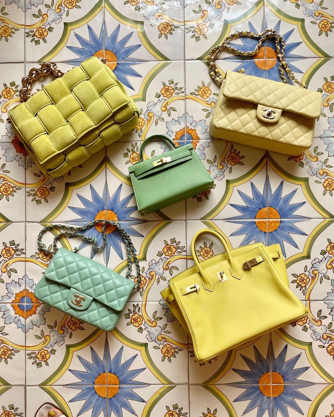 Мінімалізм і універсальні кольори: стиліст показала топ-5 базових сумок на осінь 2021