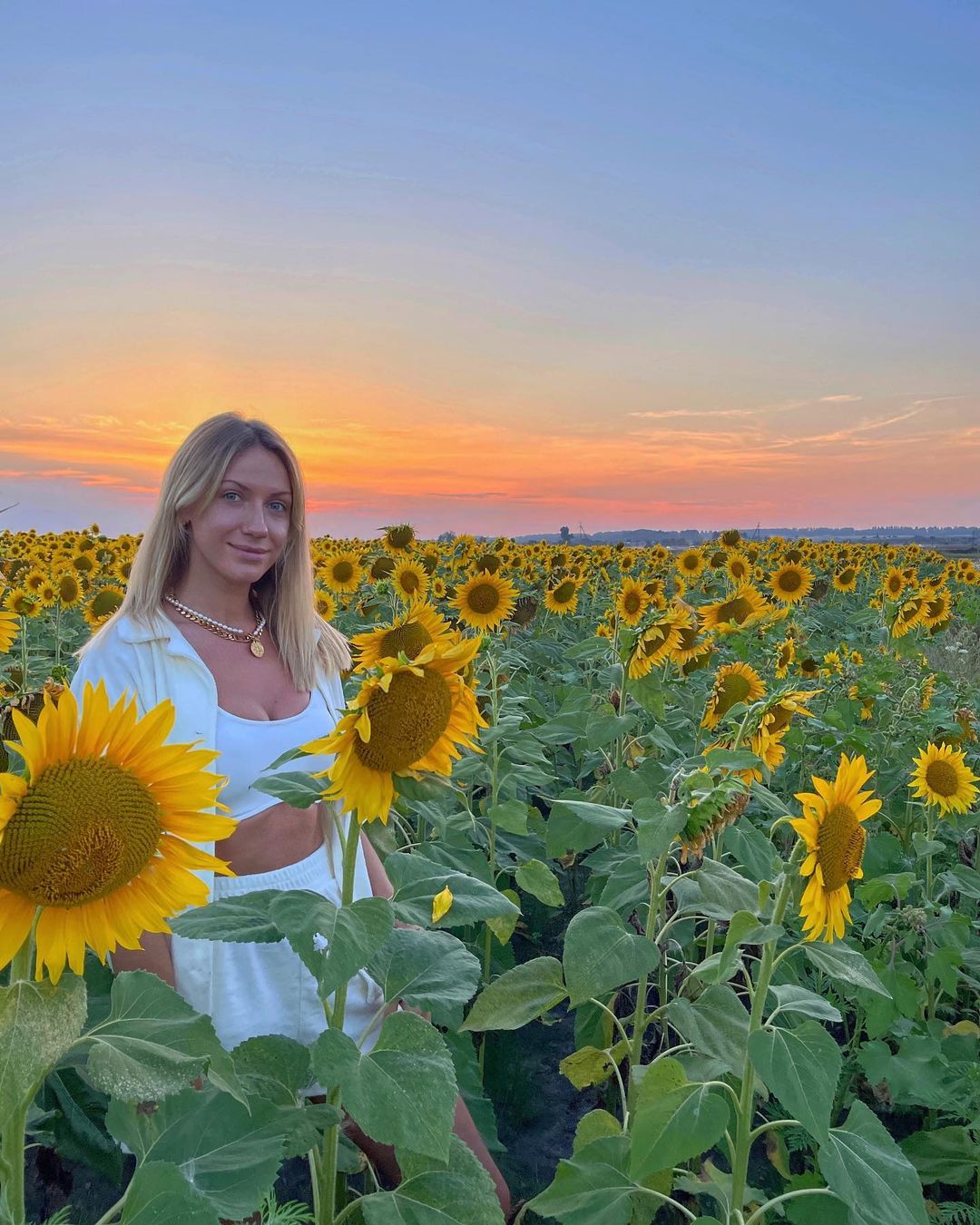 Леся Нікітюк у кроп-топі влаштувала фотосесію в соняшниках: "досить топтати"
