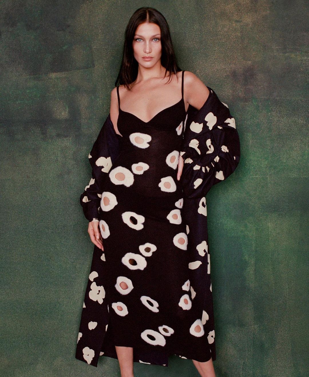 Белла Хадід показала три сукні, які повинні бути в гардеробі кожної модниці