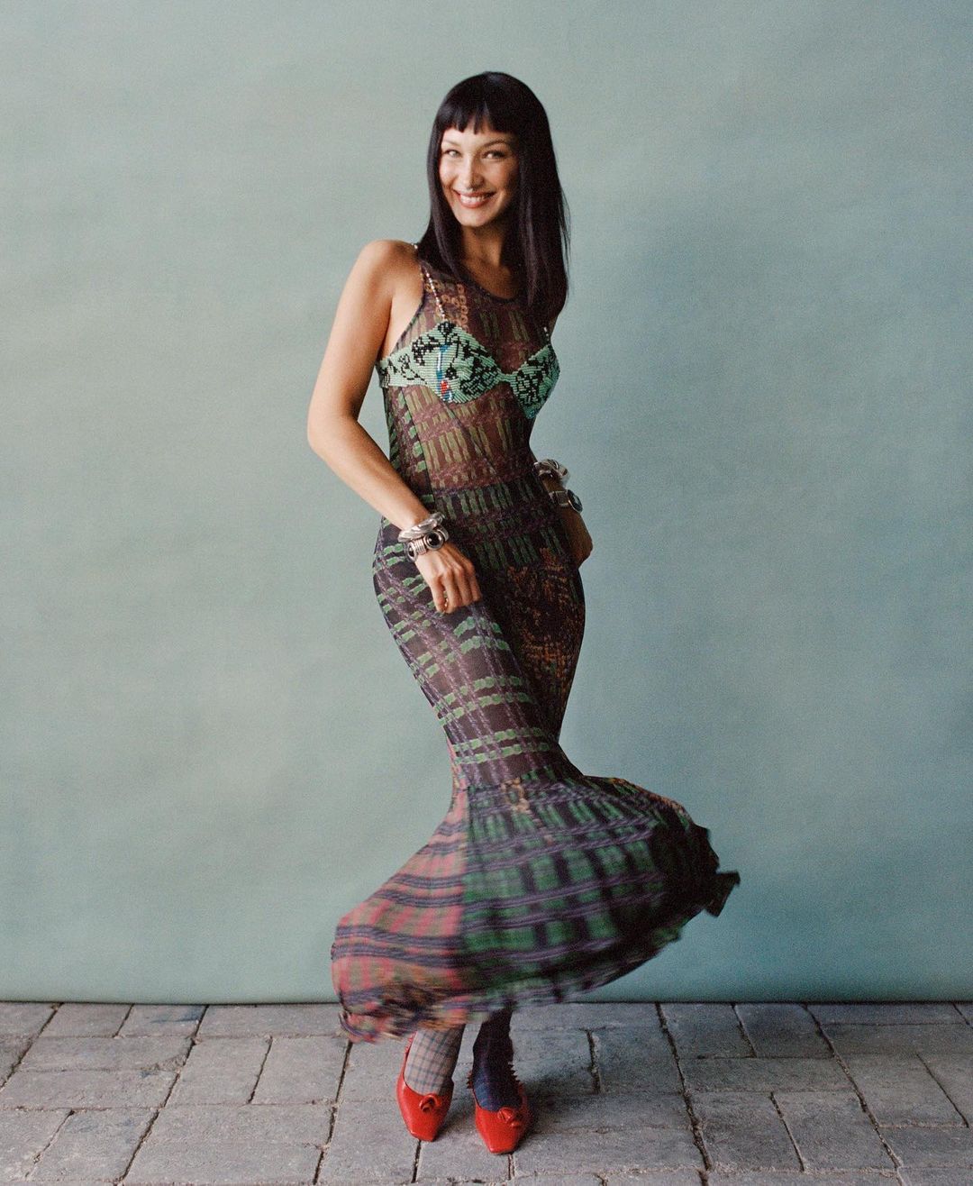 Белла Хадід показала три сукні, які повинні бути в гардеробі кожної модниці