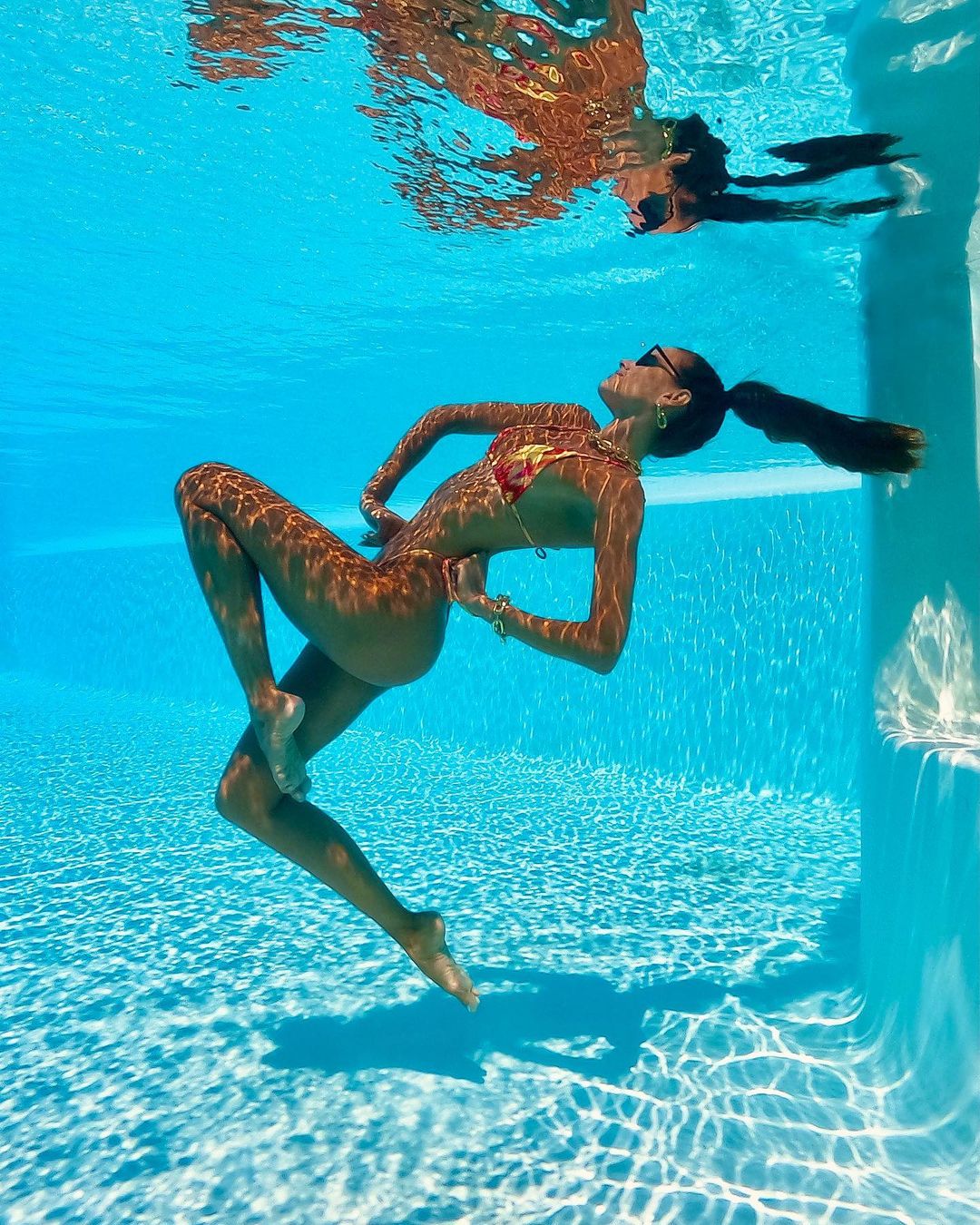 Все в спортзал! Изабель Гулар вдохновила шикарным телом в крошечном бикини