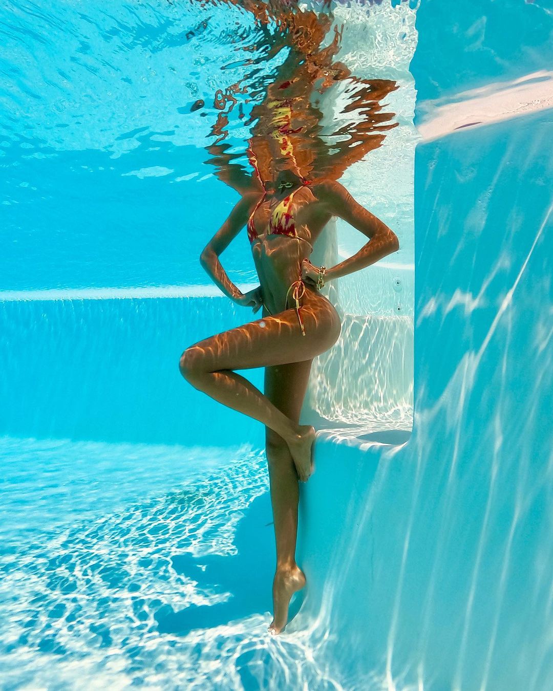 Все в спортзал! Изабель Гулар вдохновила шикарным телом в крошечном бикини