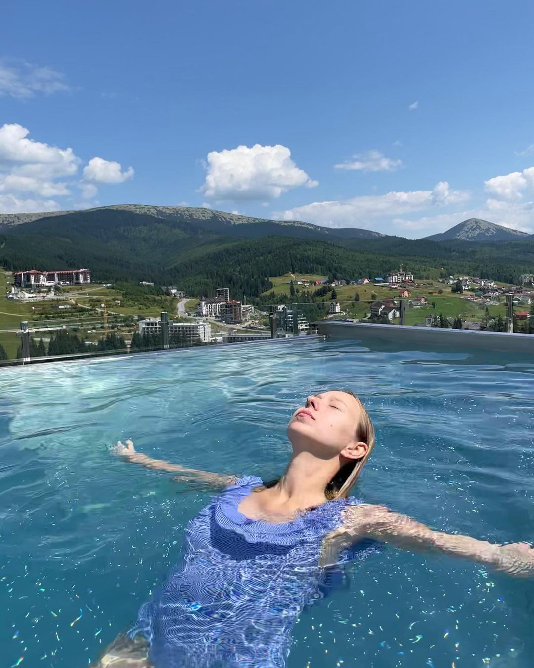 Дружина Павлика показала фігуру в купальнику через 2 місяці після пологів