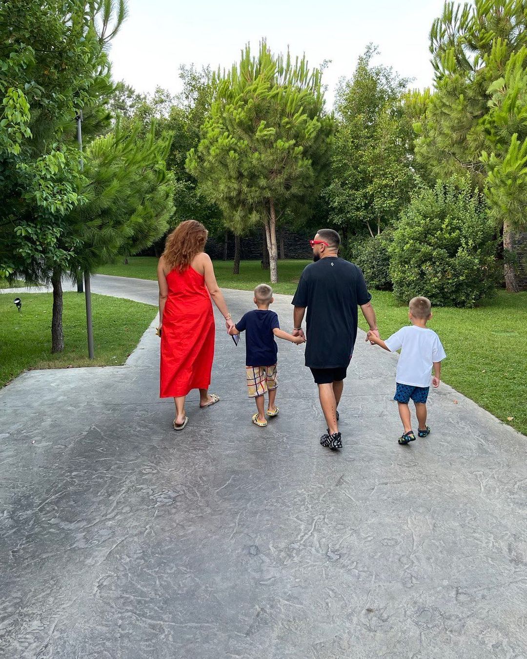 Таких нет во всей вселенной: MONATIK чувственно поздравил жену с юбилеем