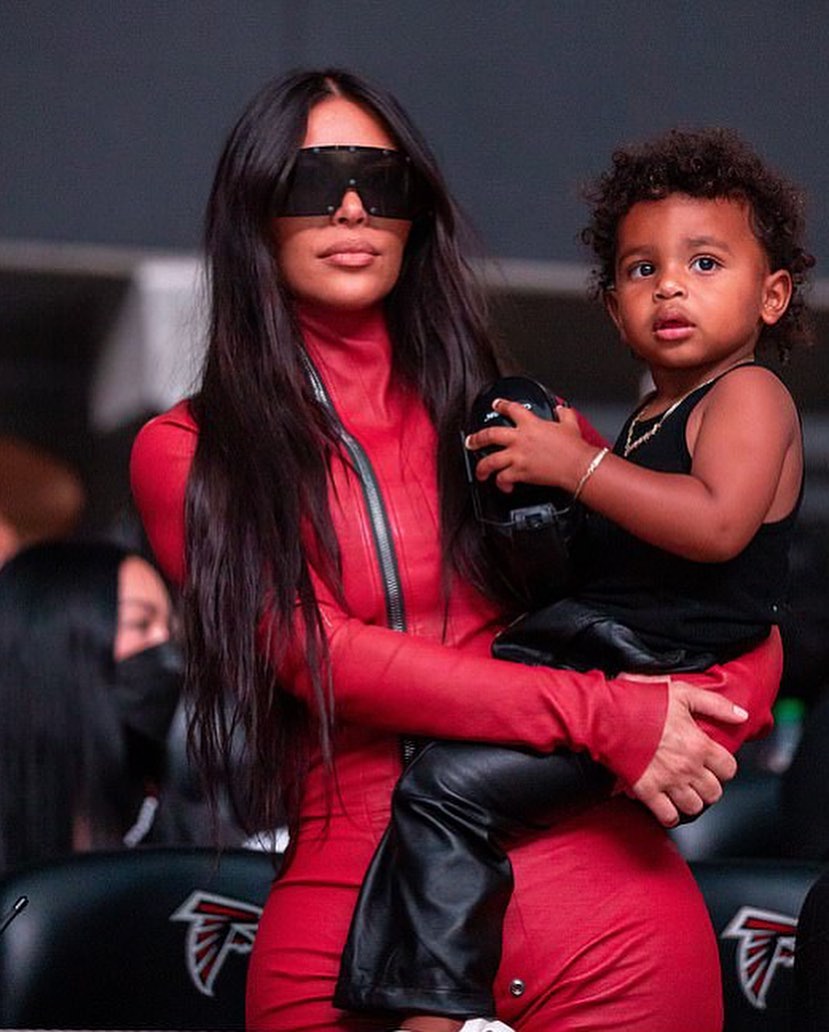 Всі в маму: Кім Кардашьян показала нове фото з дочками-красунями