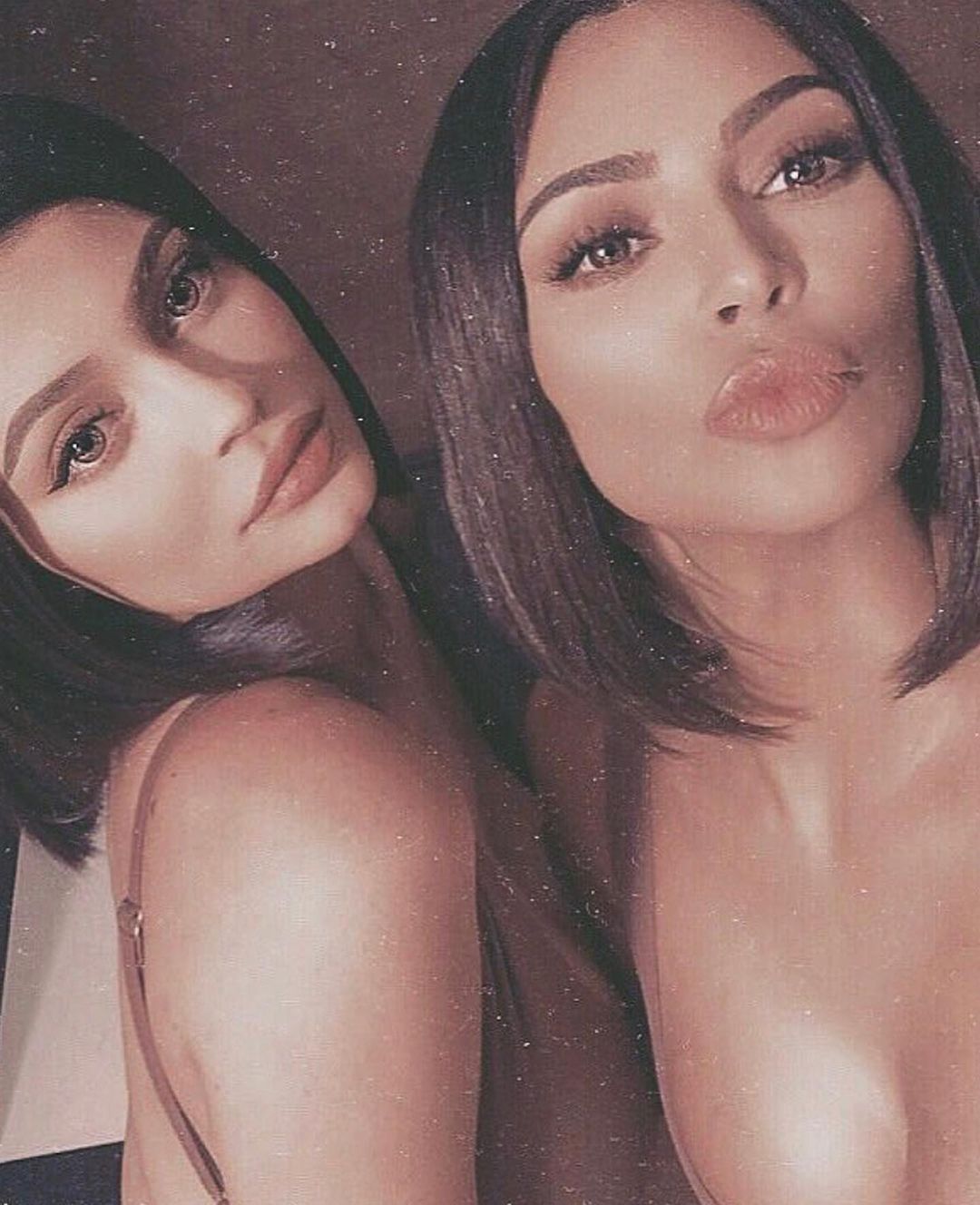 Гарячі сестрички: Кім Кардашьян поділилася відвертими фото з Кайлі Дженнер