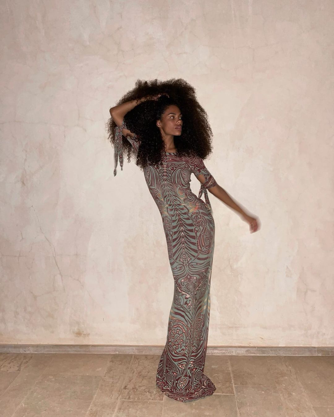 Экзотическая красотка: Тина Кунаки блеснула точеной фигурой в роскошном платье от-кутюр