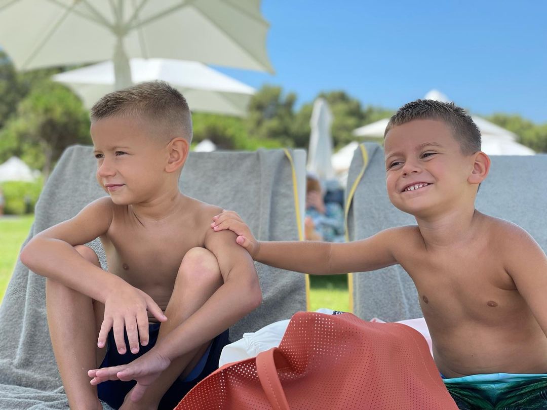 Таких нет во всей вселенной: MONATIK чувственно поздравил жену с юбилеем