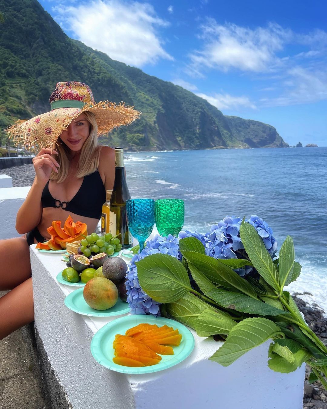 Пикник на обочине: Леся Никитюк в бикини показала свой завтрак на Мадейре