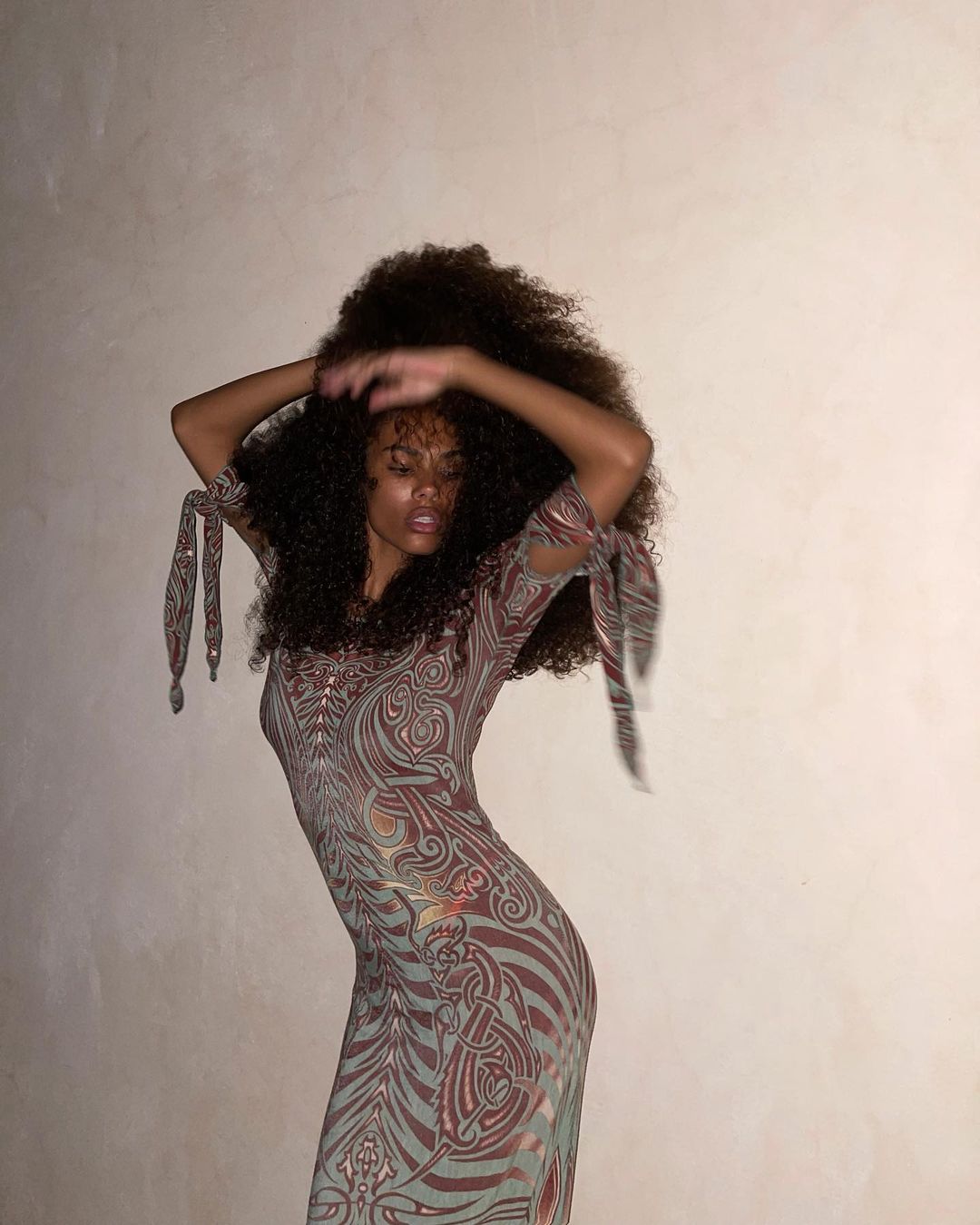 Экзотическая красотка: Тина Кунаки блеснула точеной фигурой в роскошном платье от-кутюр