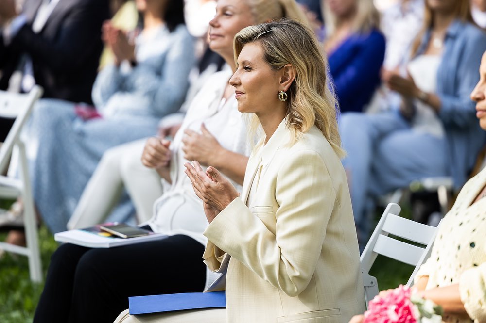 Увага на колір і крій: Олена Зеленська показала, як носити брючний костюм восени 2021