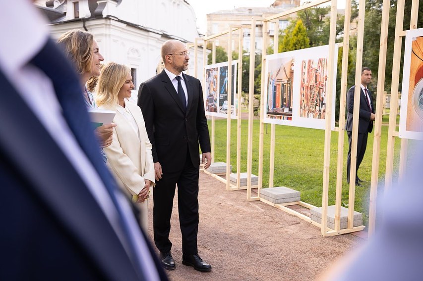 Увага на колір і крій: Олена Зеленська показала, як носити брючний костюм восени 2021