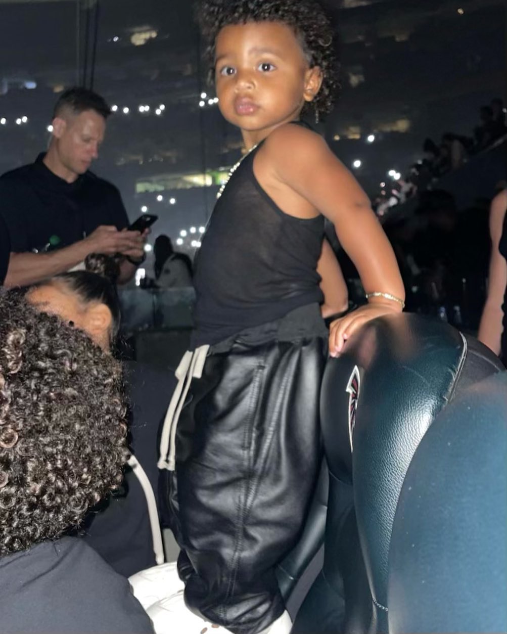 Всі в маму: Кім Кардашьян показала нове фото з дочками-красунями