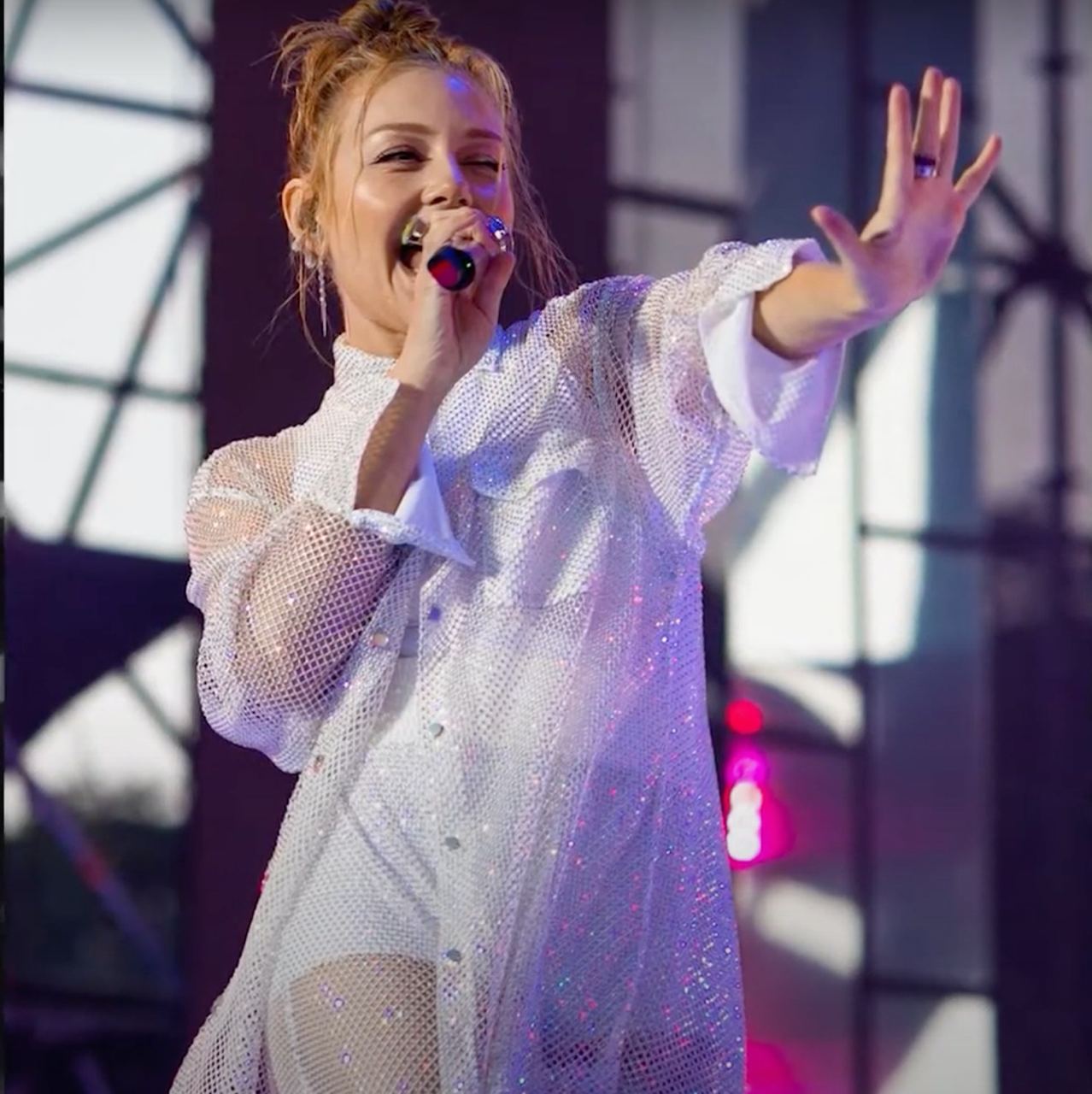 За три доллара из секонд-хенда: эксперт рассказал всю правду о сценических образах Джамалы и Тины Кароль