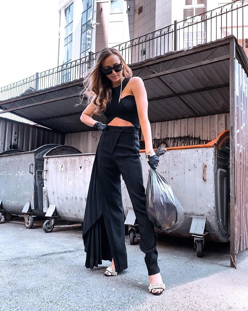 Светский выход на карантине: Анна Ризатдинова в стильном наряде позировала у мусорки