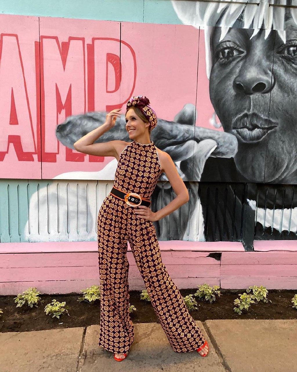 Современная Солоха: Катя Осадчая в стильном комбинезоне "открыла" экзотический остров