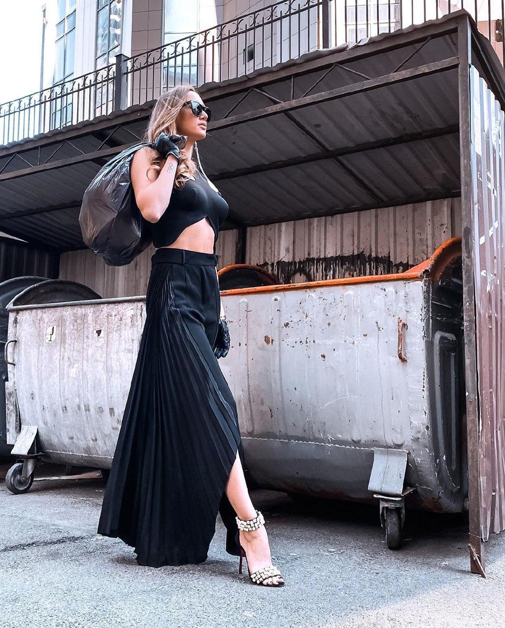 Светский выход на карантине: Анна Ризатдинова в стильном наряде позировала у мусорки