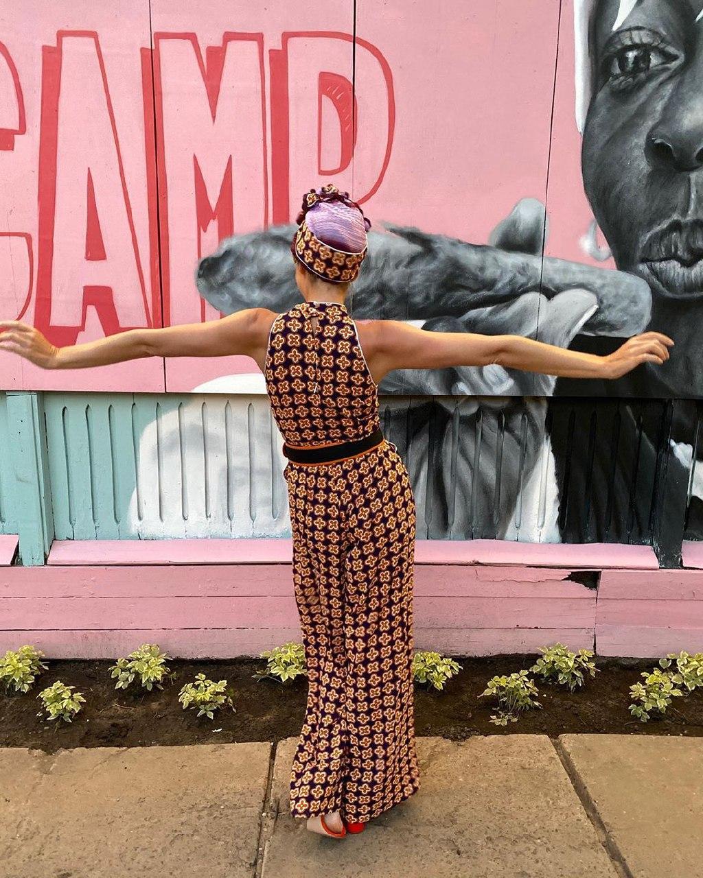 Современная Солоха: Катя Осадчая в стильном комбинезоне "открыла" экзотический остров