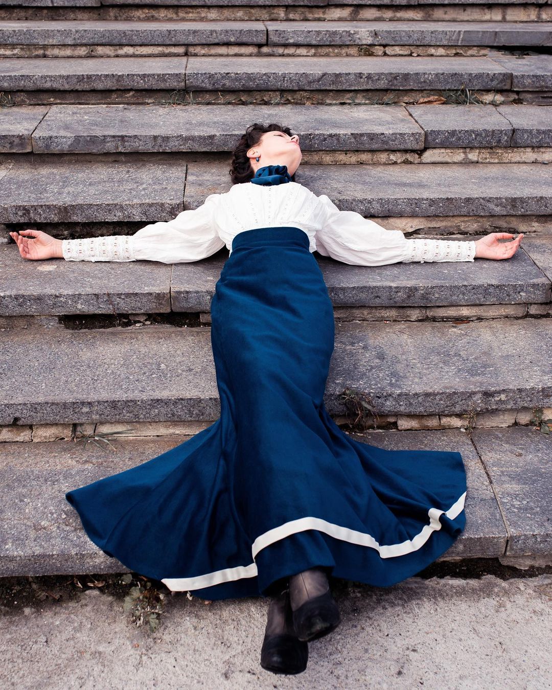 Українка кожен день ходила по вулицях в одязі минулих століть і прославилася