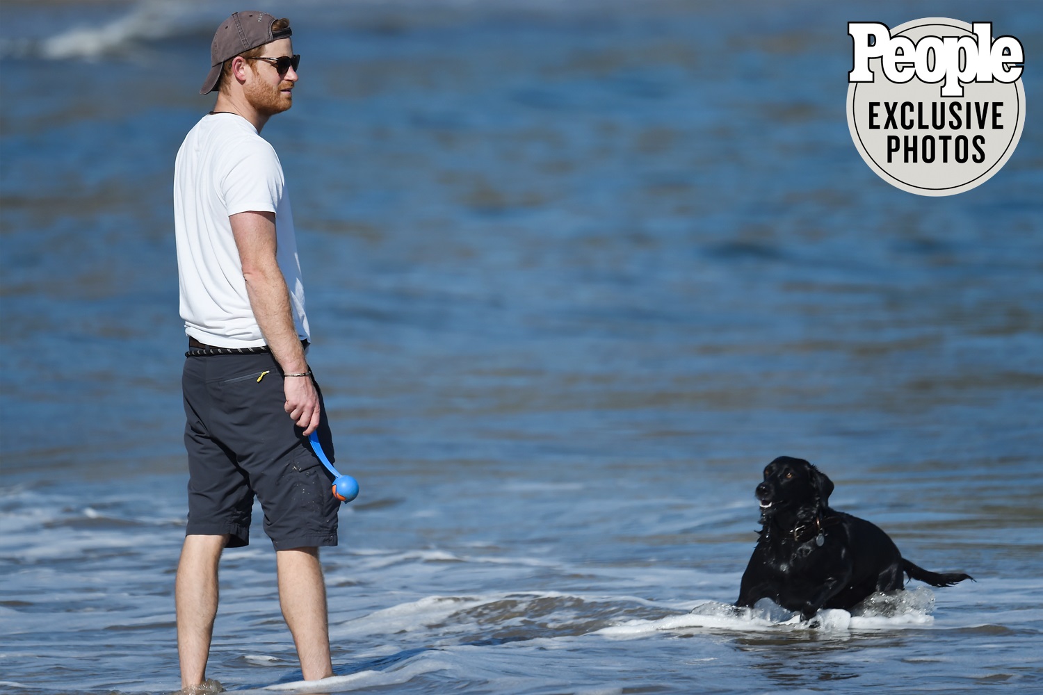 Принц Гаррі прогулявся босоніж по пляжу, щоб розважити друга (фото)