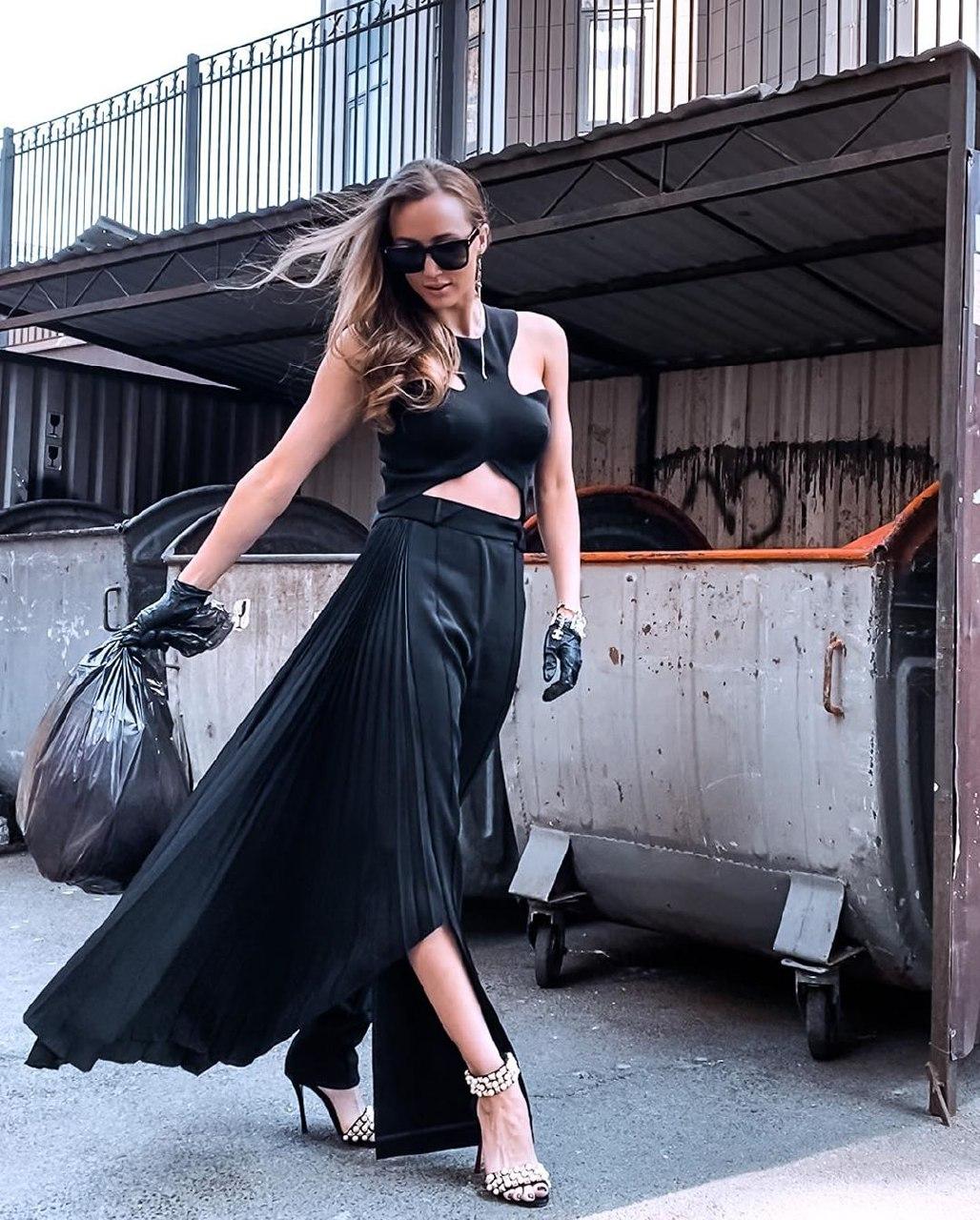 Светский выход на карантине: Анна Ризатдинова в стильном наряде позировала у мусорки