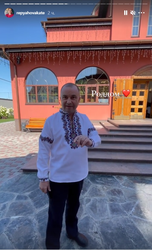 Віктор Павлик разом з дружиною в вишиванках охрестили сина (фото)