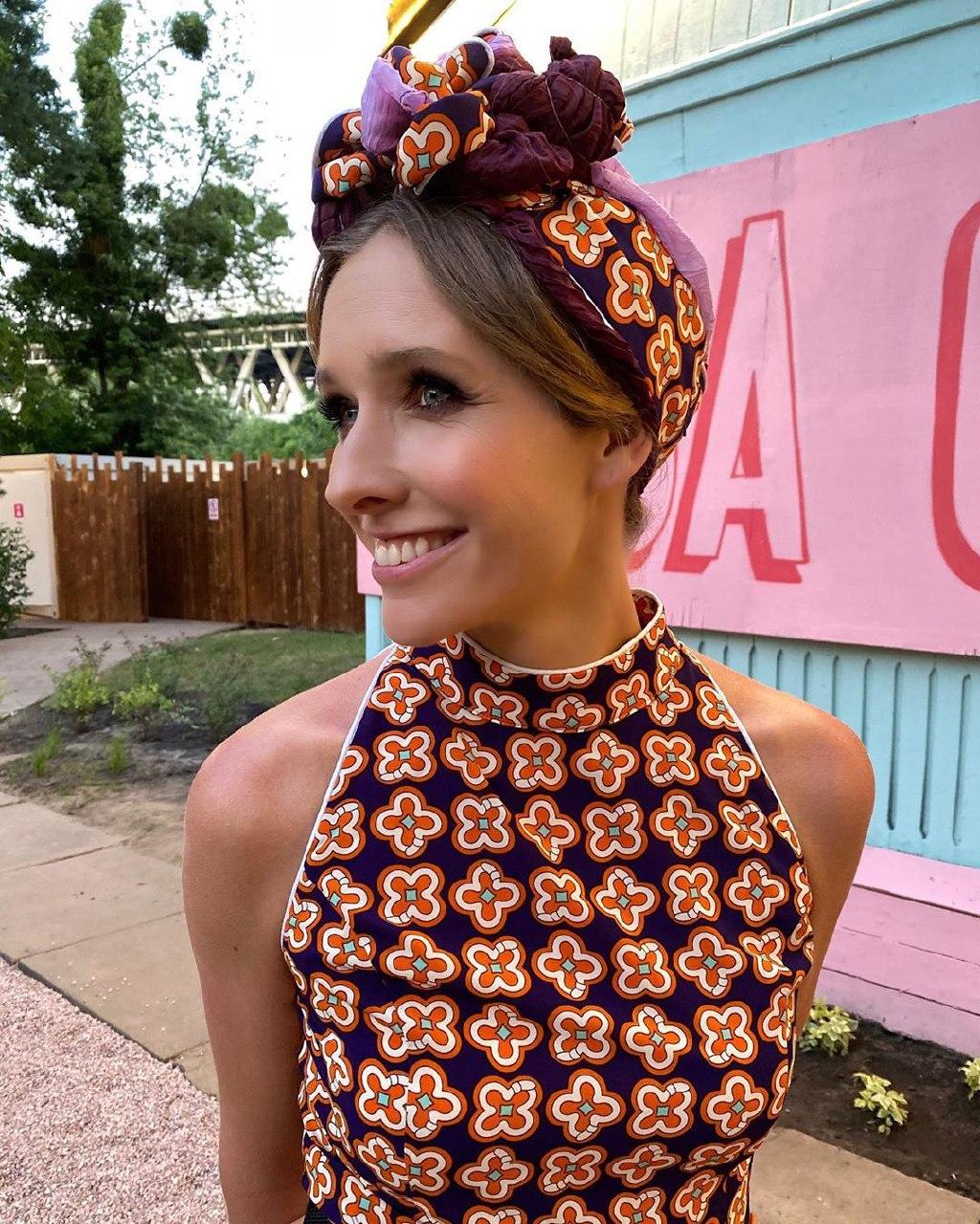 Современная Солоха: Катя Осадчая в стильном комбинезоне "открыла" экзотический остров